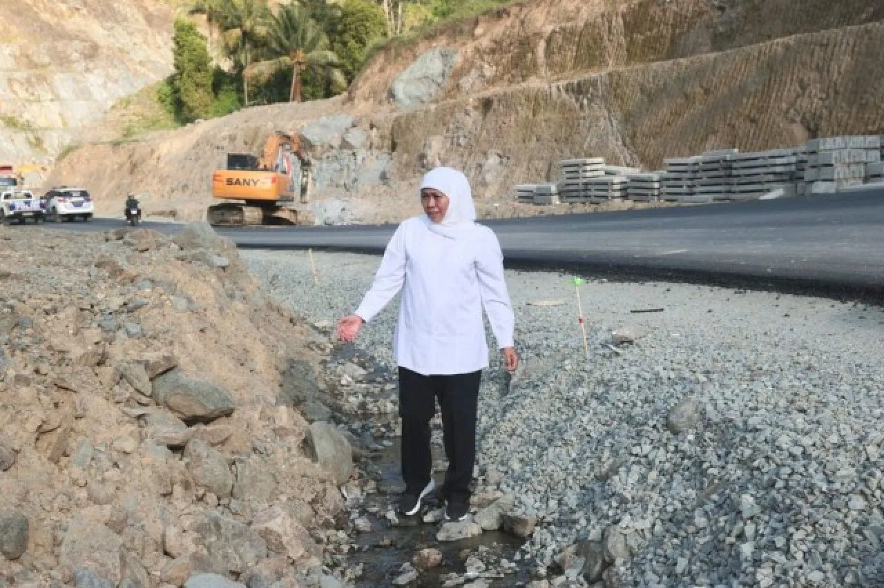 Gubernur Khofifah Instruksikan Dinas PU Bina Marga Jatim Kebut Perbaikan Jalan