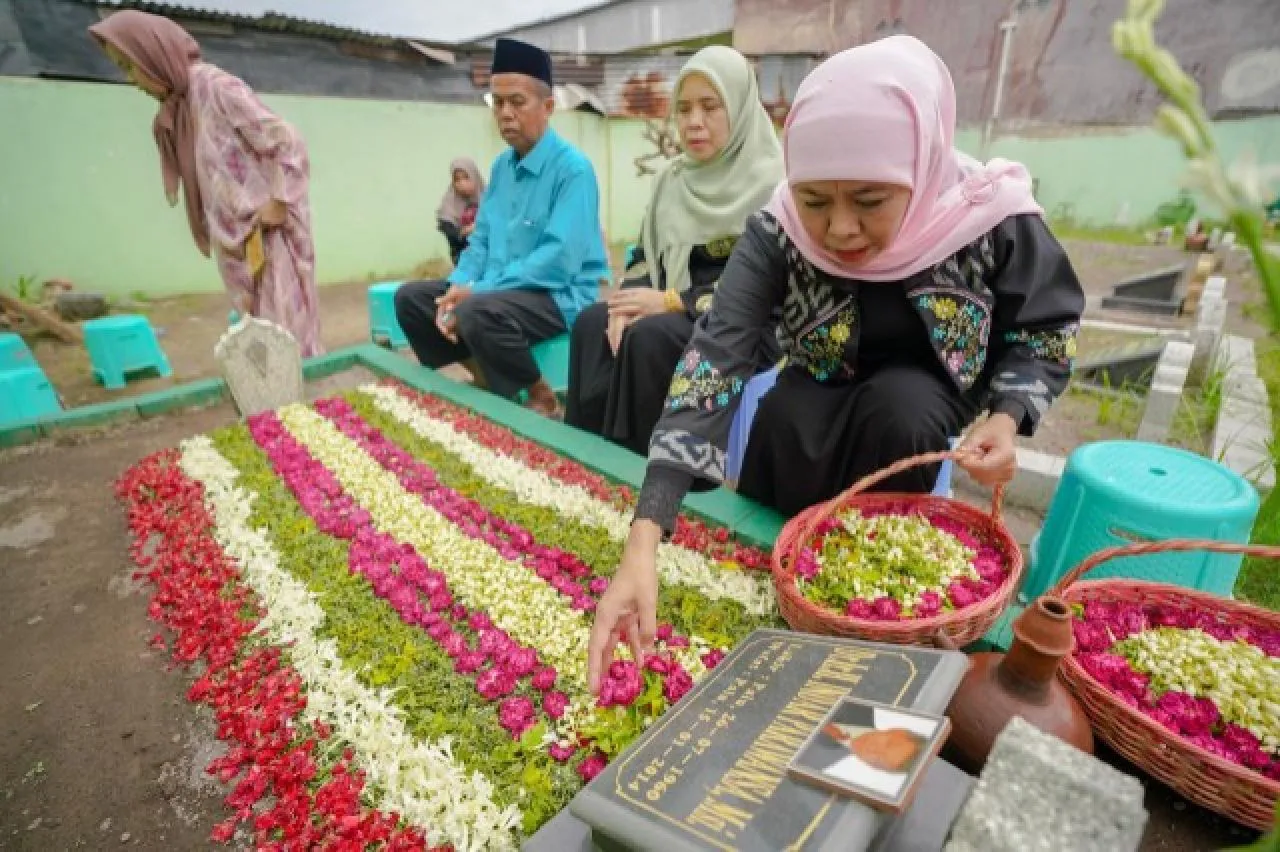 Khofifah Ziarah ke Makam Suami dan Orang Tua Serta Berbagi Ratusan Paket Sembako Bagi Warga Tak Mampu