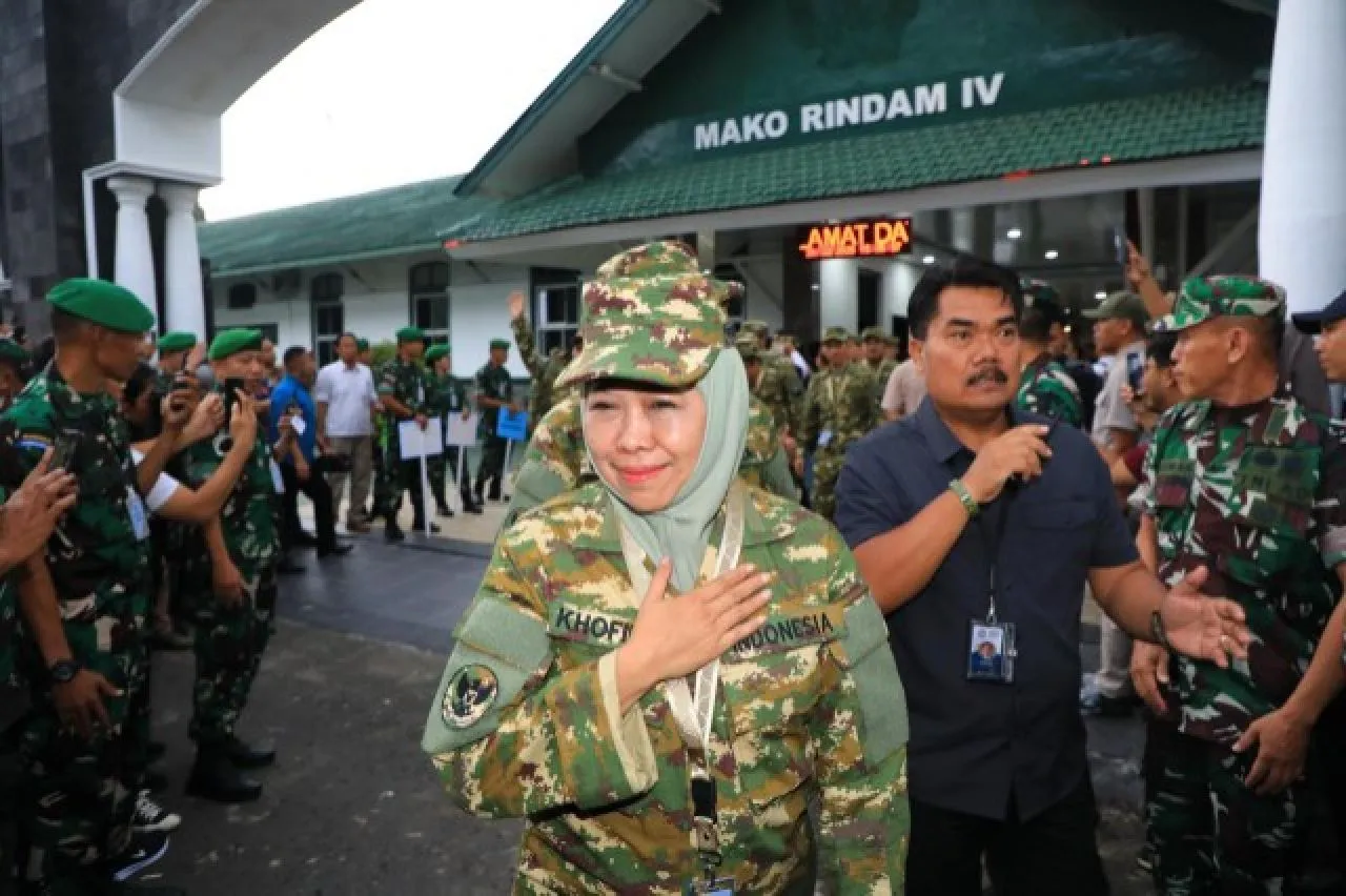 Berseragam Komcad, Sepatu PDL, Khofifah Siap Ikuti Rangkaian Retreat Kepala Daerah