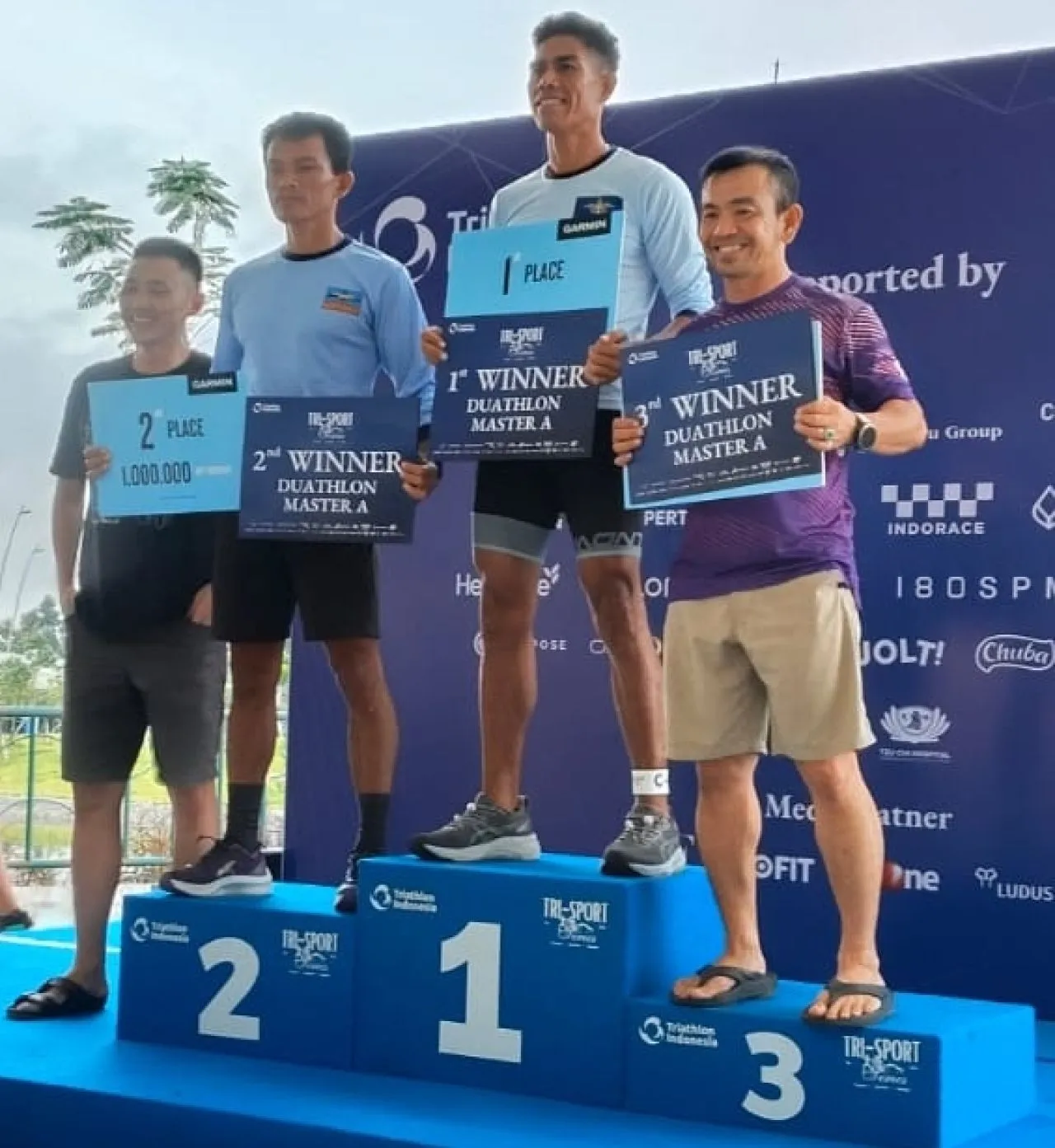 Atlet Triathlon Koarmada II Sabet Medali Emas