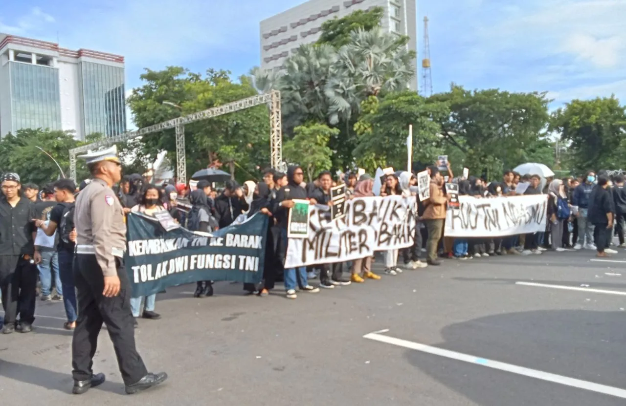 Aksi Tolak RUU TNI Suarakan Protes di Depan Grahadi Saat Digelar Apel Pasukan