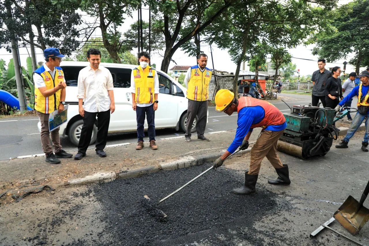 Wagub Jatim Cek Proses Penambalan Jalan di Poros Nasional Pantura Lamongan - Babat