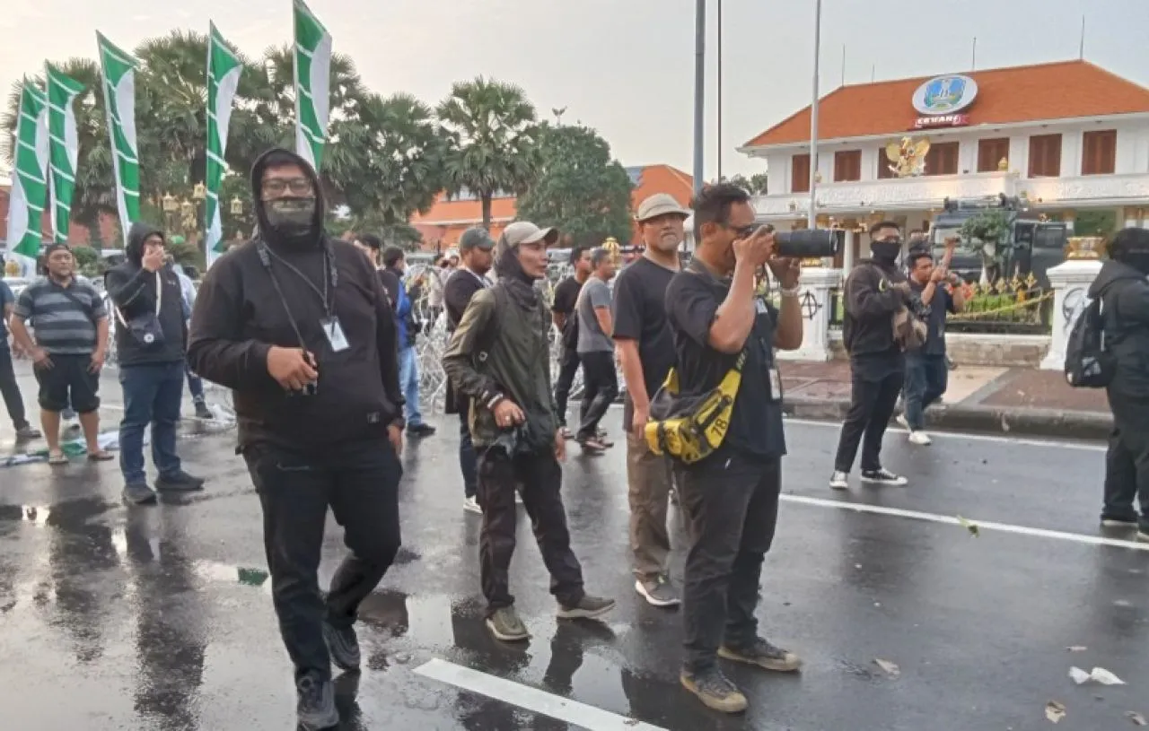 Di Depan Gedung Negara Grahadi Aksi Massa Tolak UU TNI Ricuh, Gapura Grahadi Rusak