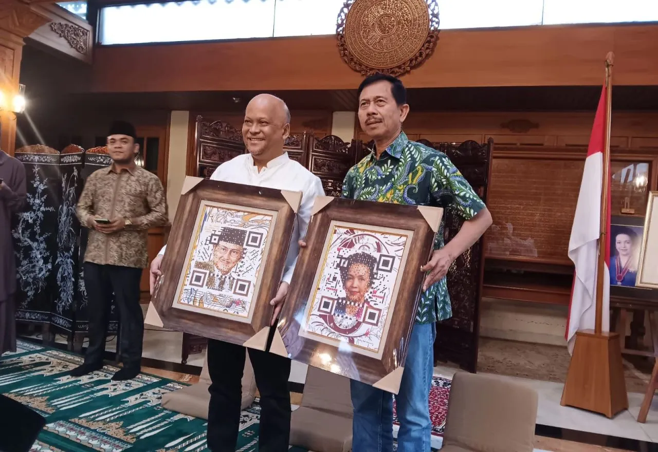 Lukisan QR Art Memorial Habibie-Ainun dari Kawoong Innovation untuk Ilham Akbar Habibie
