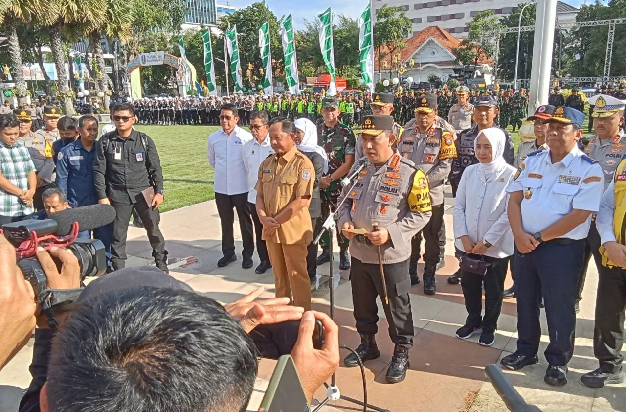 Gubernur Khofifah Ikuti Apel Gelar Pasukan Operasi Ketupat 2025,  Dipimpin KAPOLRI