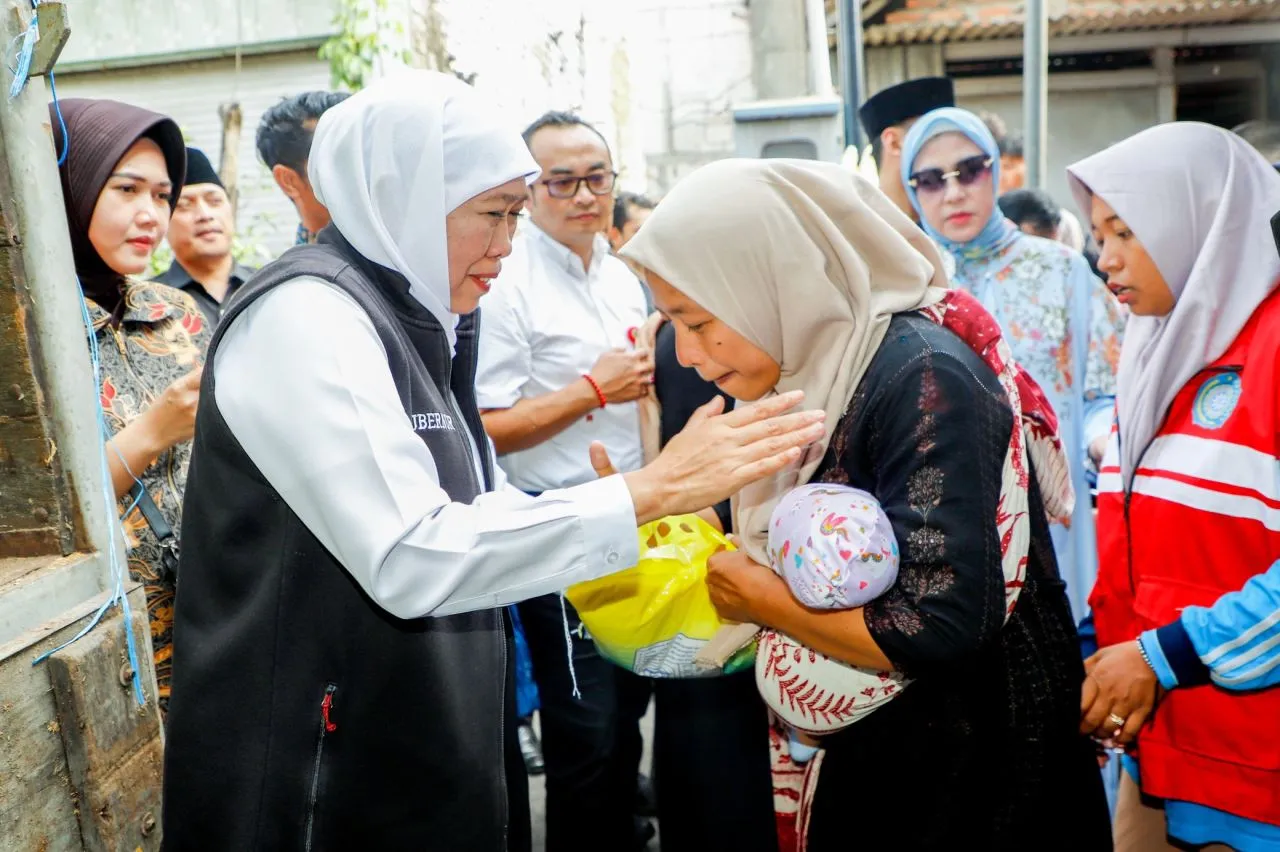 Gubernur Khofifah Bersama Ratusan Warga Bulak Banteng Surabaya Meriahkan Pasar Pangan Murah