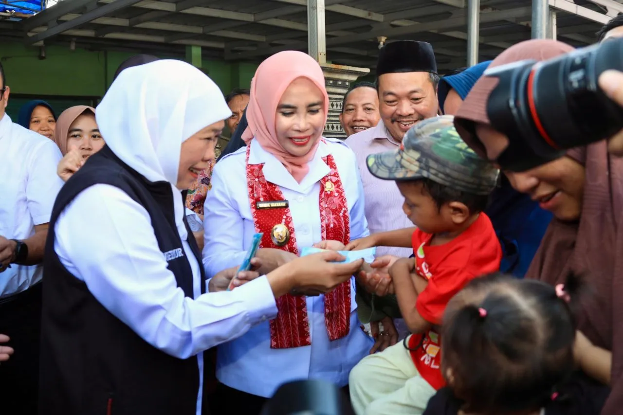 Gubernur Khofifah Tinjau Pasar Pangan Murah di Sidoarjo