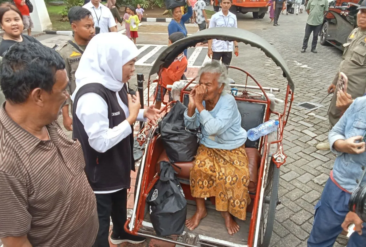 Gubernur Khofifah Bagi 1.500 Paket Sembako dan Zakat Mal ke Warga Sekitar Kantor Gubernur Jatim
