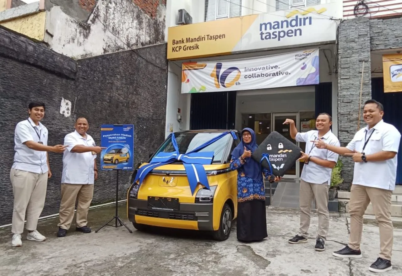 Guru MAN 1 Bungah Raih Hadiah Utama Mobil dari Bank Mandiri Taspen Area Gresik