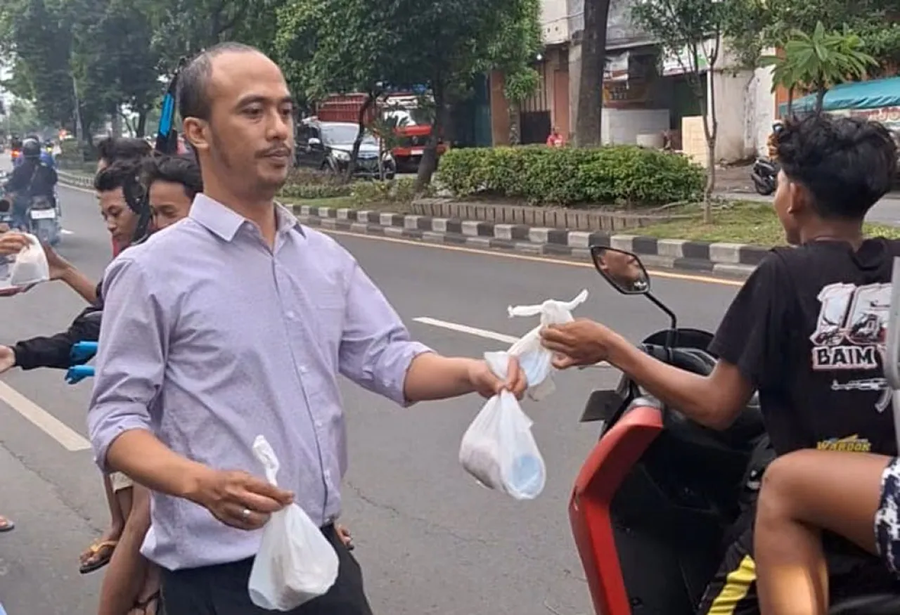BRI Unit Demak Bagikan Takjil, Jalin Sinergi dengan Masyarakat