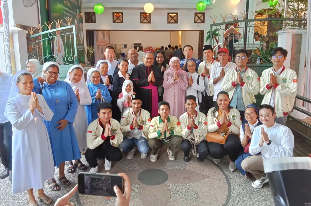 Lebaran Hari Kedua, Di Kediaman Gubernur Khofifah, Hadir Uskup Surabaya RD Agustinus dan Para Suster