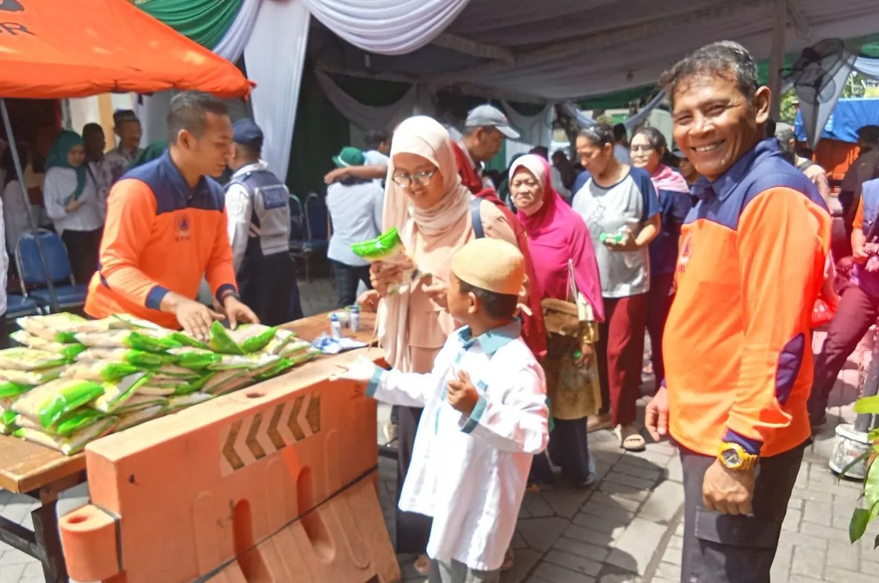 Di Kediaman Gubernur Khofifah Ribuan Masyarakat Antusias Bersilaturahim dan Swafoto