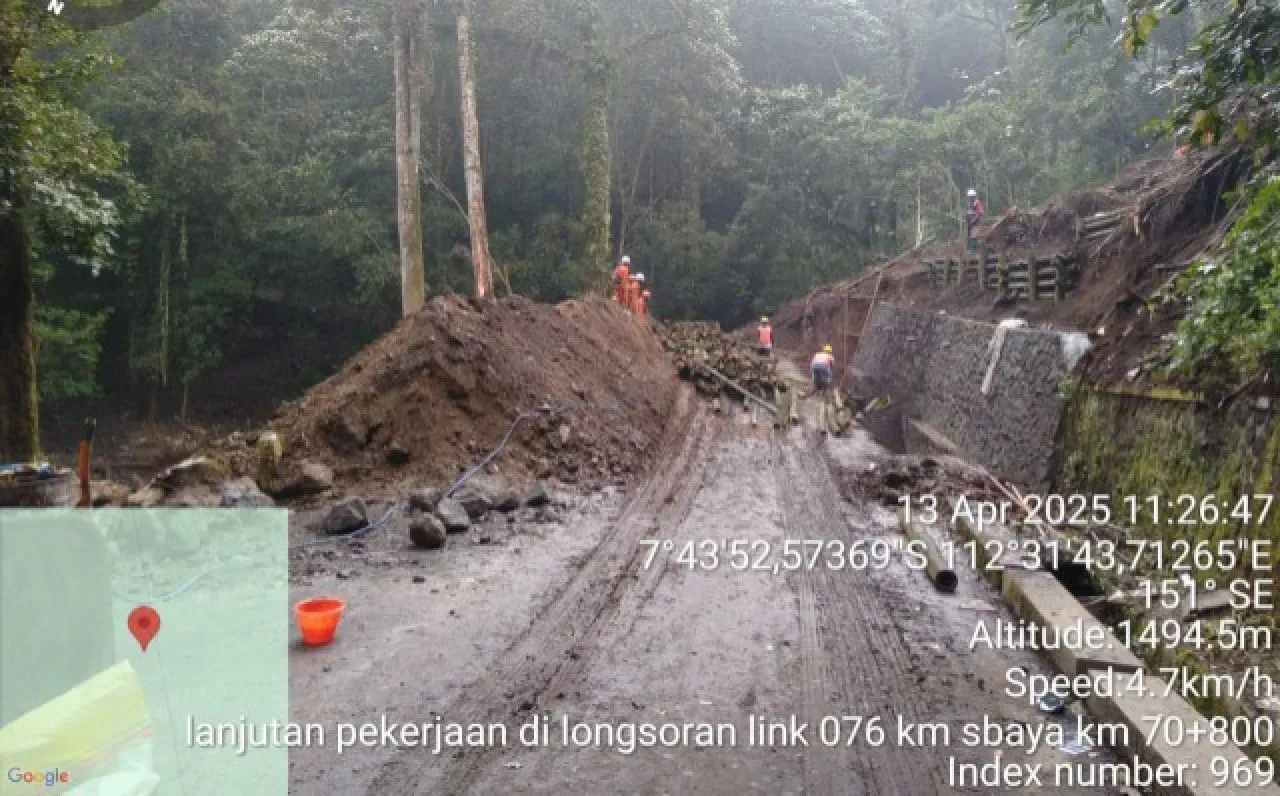 Gubernur Khofifah Pastikan Perbaikan Akses Pasca Longsor Jalur Pacet-Cangar Segera Tuntas