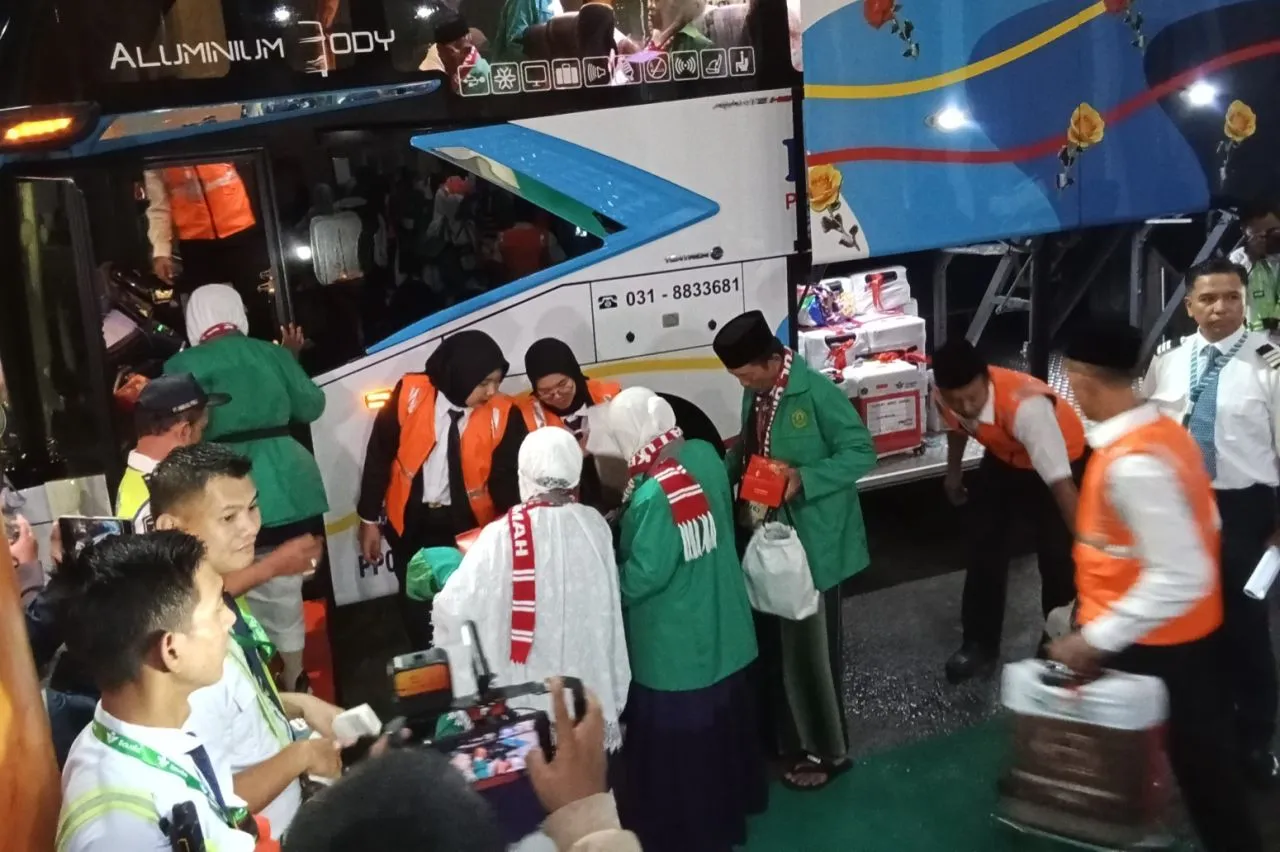 Pemberangkatan Kloter Pertama Embarkasi Surabaya, Gubernur Jatim Sapa Jemaah, Titip Doa untuk Jatim
