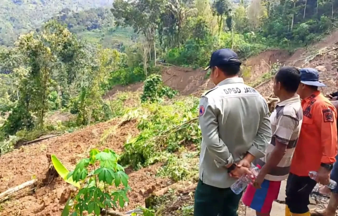 BPBD Jatim Turunkan TRC dan Tim Evakuasi Korban, Respon Cepat Tangani Longsor di Trenggalek 