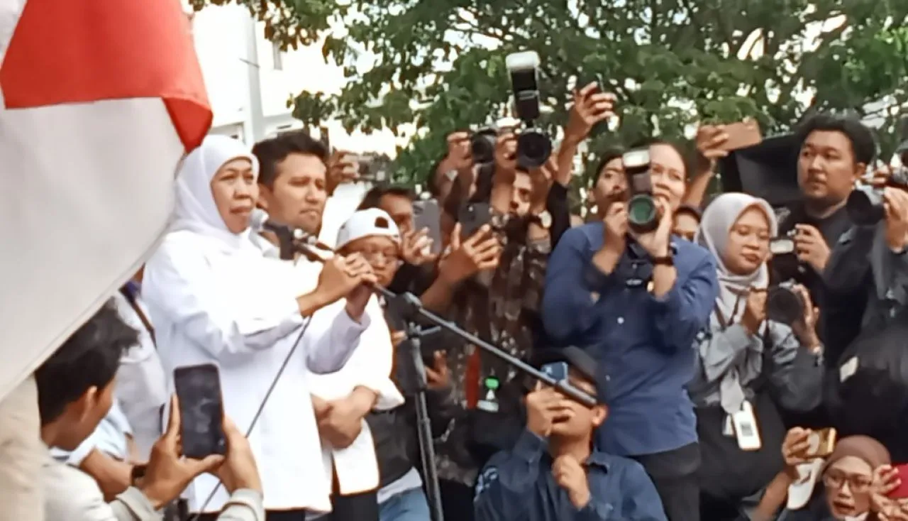 Gubernur Khofifah Tandatangani 17 Butir Kesepakatan Dukung Perbaikan Kesejahteraan Buruh di Jatim