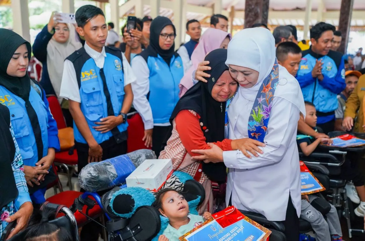 Gubernur Khofifah Salurkan Bansos Rp12,9 Miliar, Entas Kemiskinan