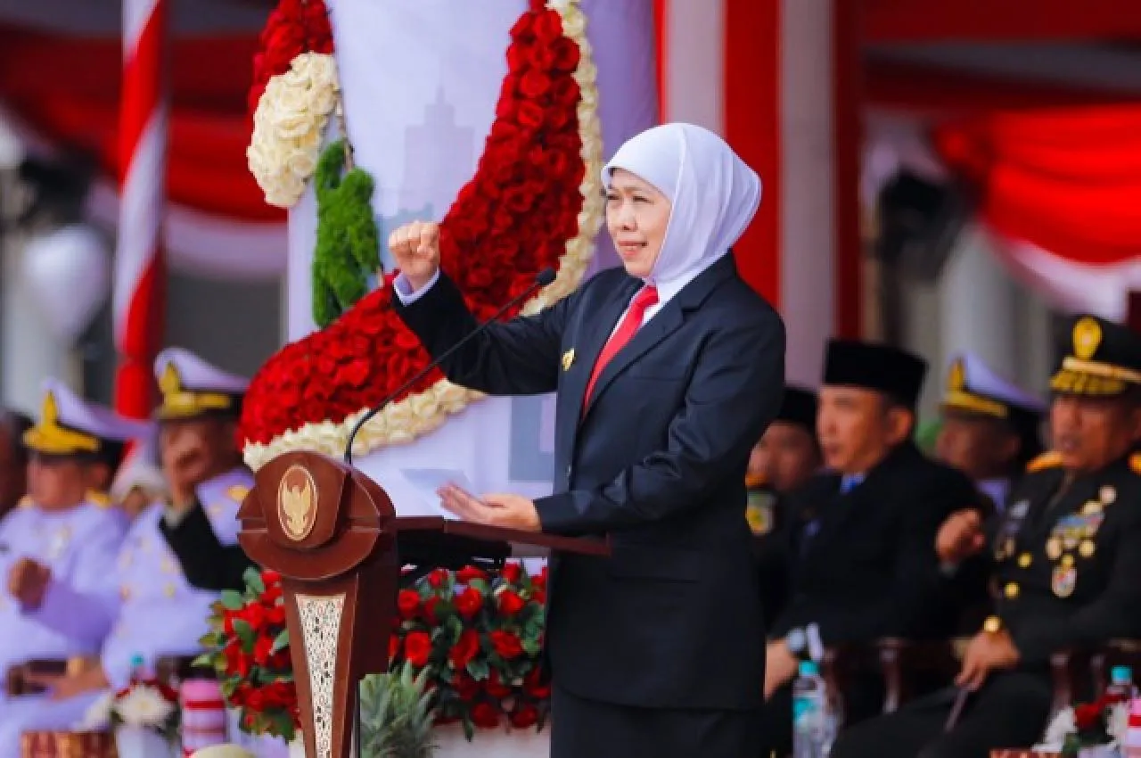 Gubernur Khofifah Pimpin Upacara, Ajak Masyarakat Bangkit Hadapi Dampak Ekonomi Global