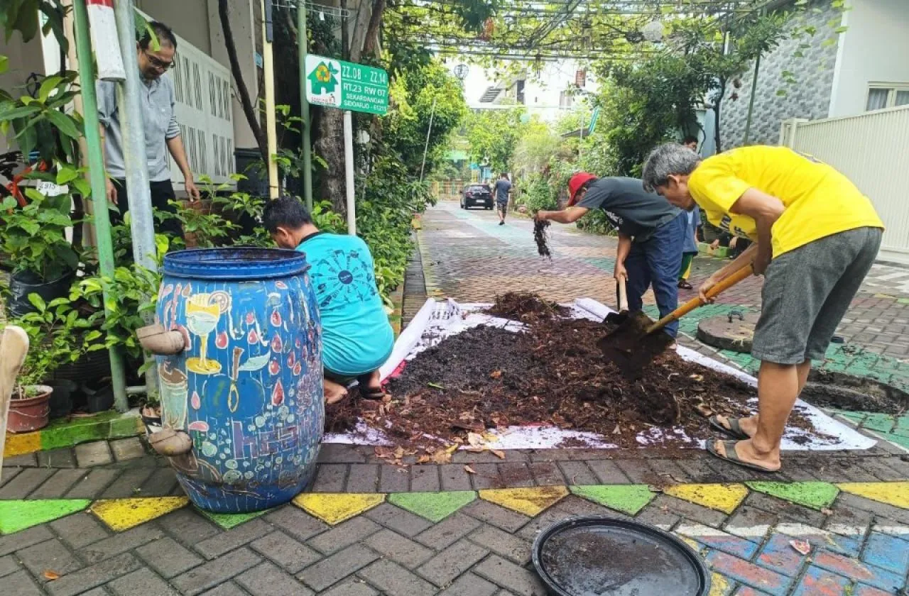Kampung Edukasi Sampah Sekardangan di Sidoarjo Panen Kompos dari Sumur Resapan