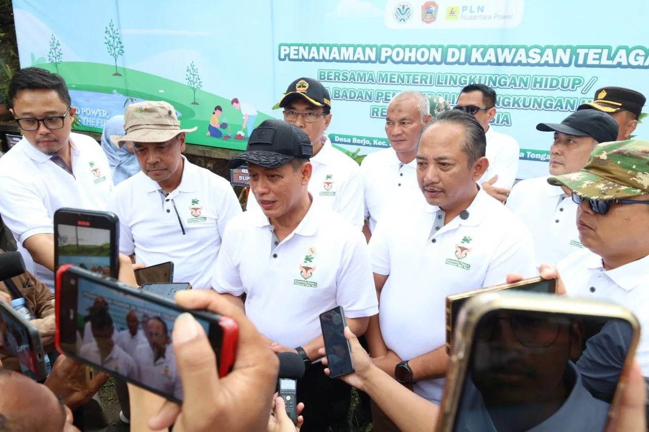 PLN Nusantara Power dan Menteri LH Tanam Pohon dan Tebar Benih Ikan di Telaga Madirda