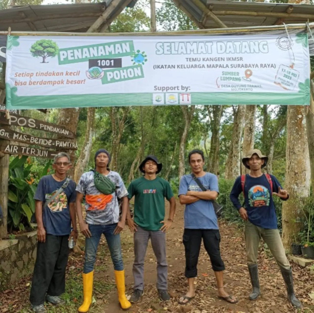 Komunitas Pecinta Alam IKMSR Tanam Pohon di Lereng Gunung Emas, Trawas, Mojokerto