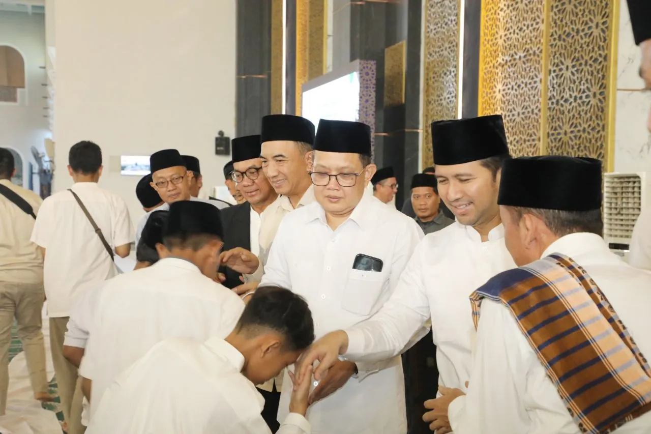 Plt. Gubernur Jatim Emil dan Sekdaprov Adhy Sholat Iduladha di Masjid Al Akbar Surabaya 