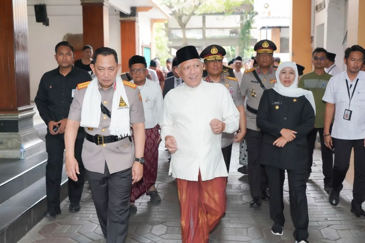 Gubernur Khofifah Dampingi Kapolri Ziarah Makam Gus Dur di Jombang
