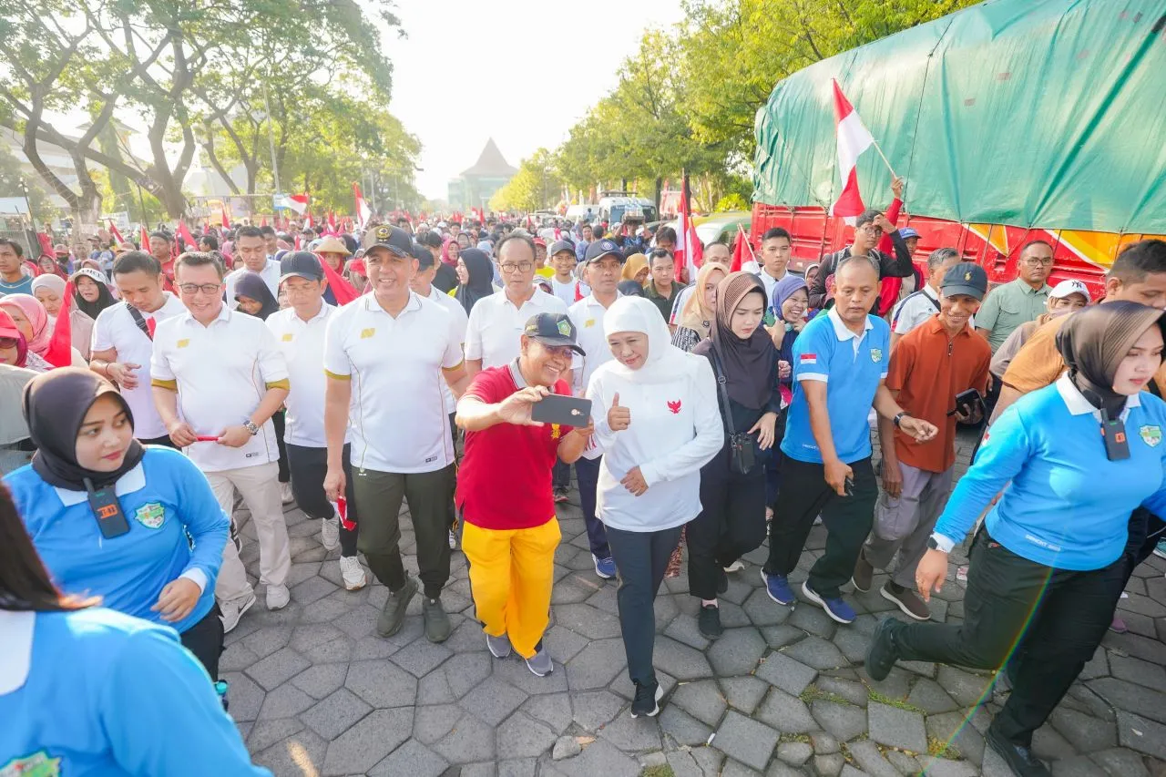 Gubernur Khofifah, Pangdam Brawijaya, Imam Masjid Al-Akbar dan Masyarakat Antusias Jalan Sehat