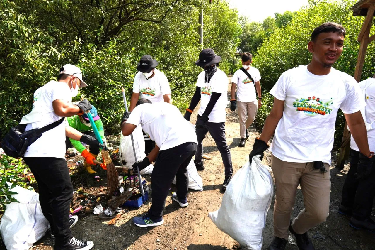 PLN Nusantara Power Gerakkan Relawan Bersihkan 2,1 Ton Sampah di Kampung Nelayan