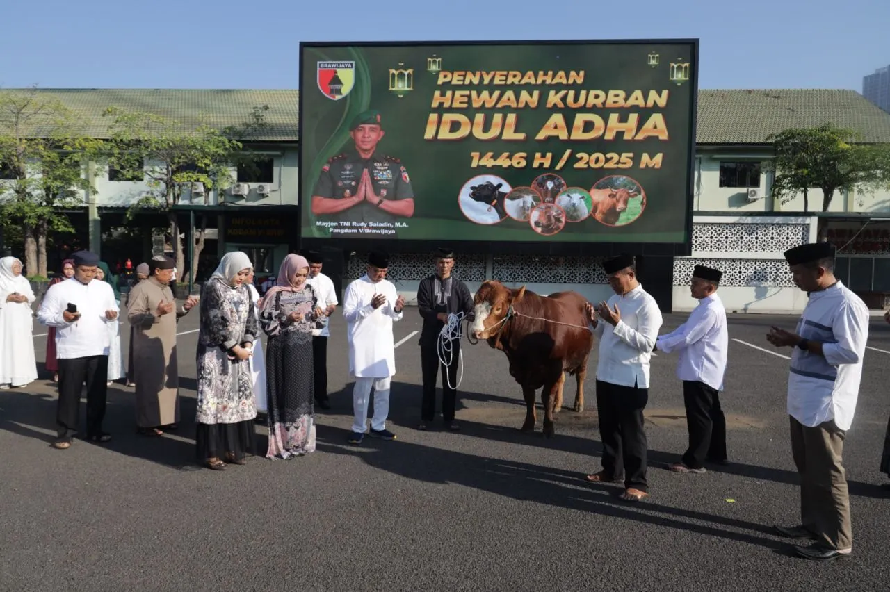 Kodam V/Brawijaya Gelar Shalat Idul Adha, Bagikan Ribuan Kilogram Daging Hewan Kurban