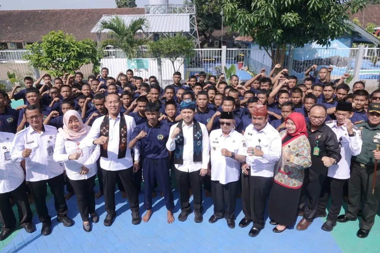 Wagub Jatim Emil Serahkan SK Pengurangan Masa Pidana Bagi 121 Anak Binaan LPKA Kelas I Blitar