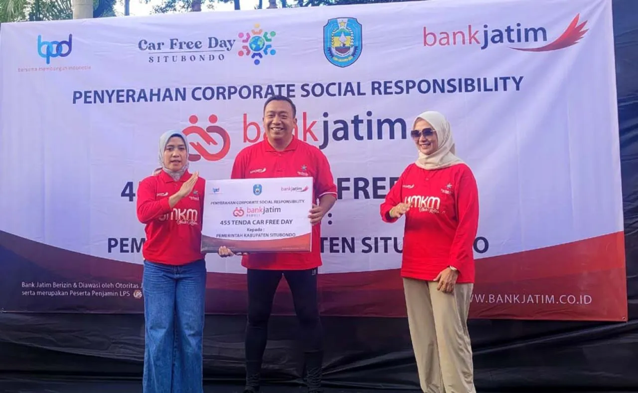 Dukung Pertumbuhan Ekonomi Situbondo, Bank Jatim Serahkan CSR 455 Unit Tenda Portabel untuk UMKM