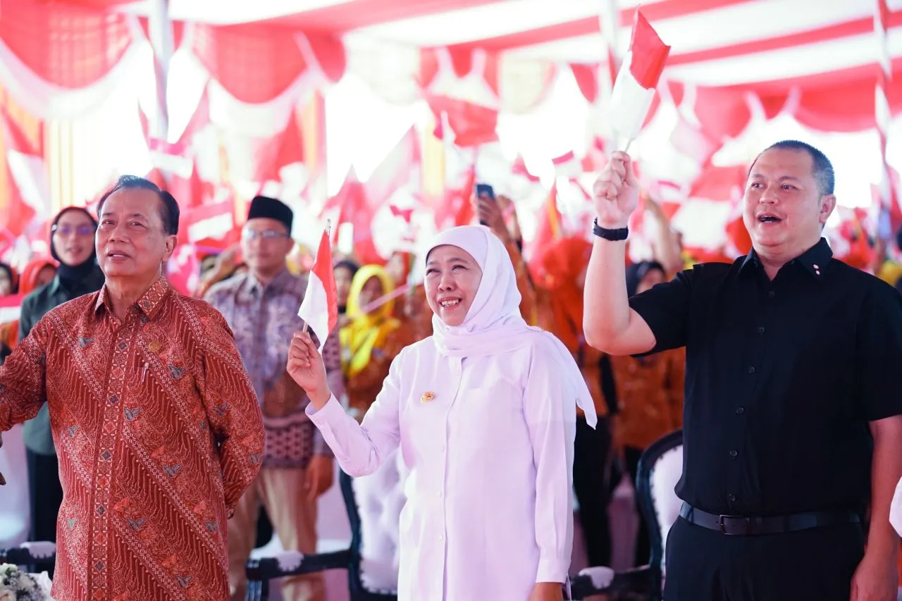 Gubernur Khofifah Salurkan BLT, Disambut Senyum Ceriah Buruh Pabrik Rokok 