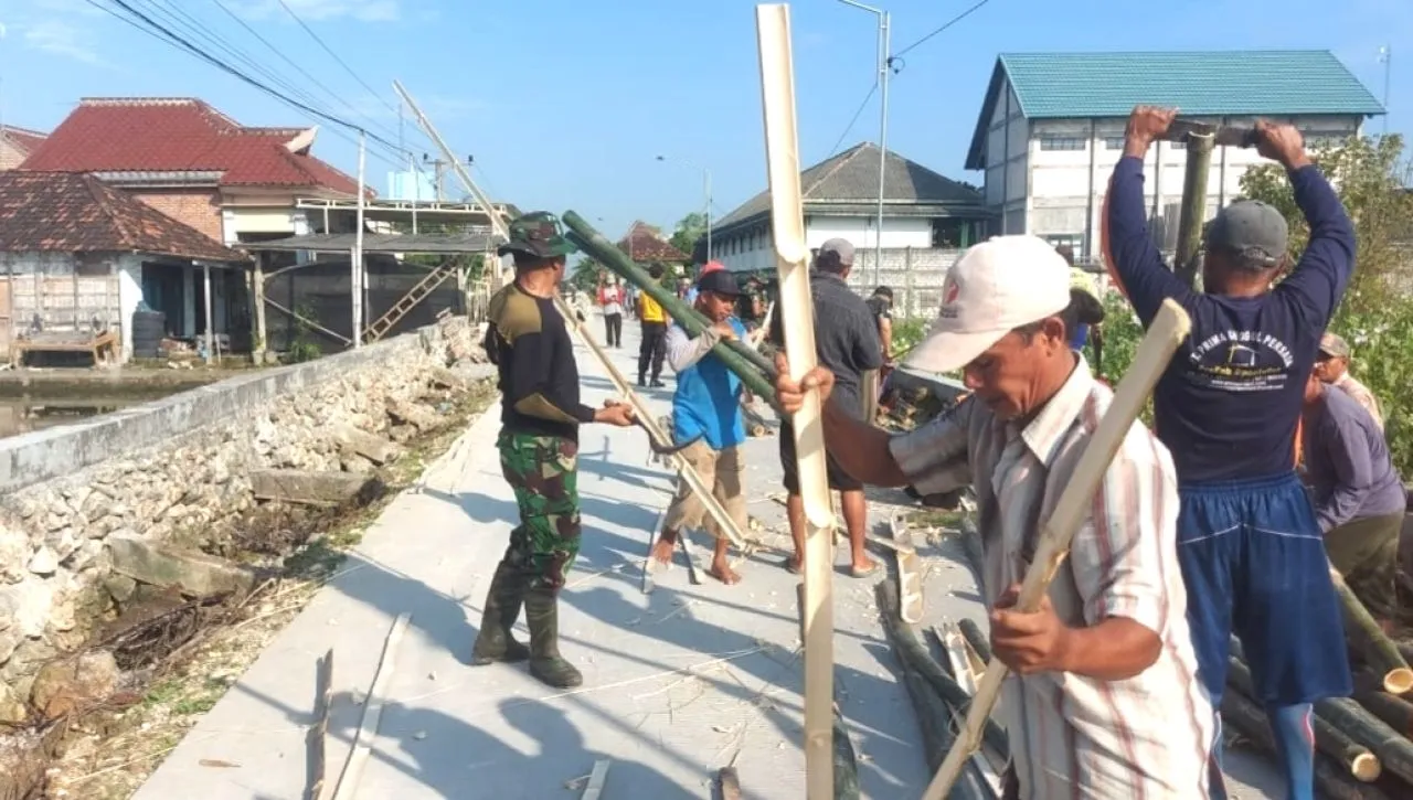 Koramil dan Polsek Turi Bersama Masyarakat Gotong Royong Buat Bendungan 