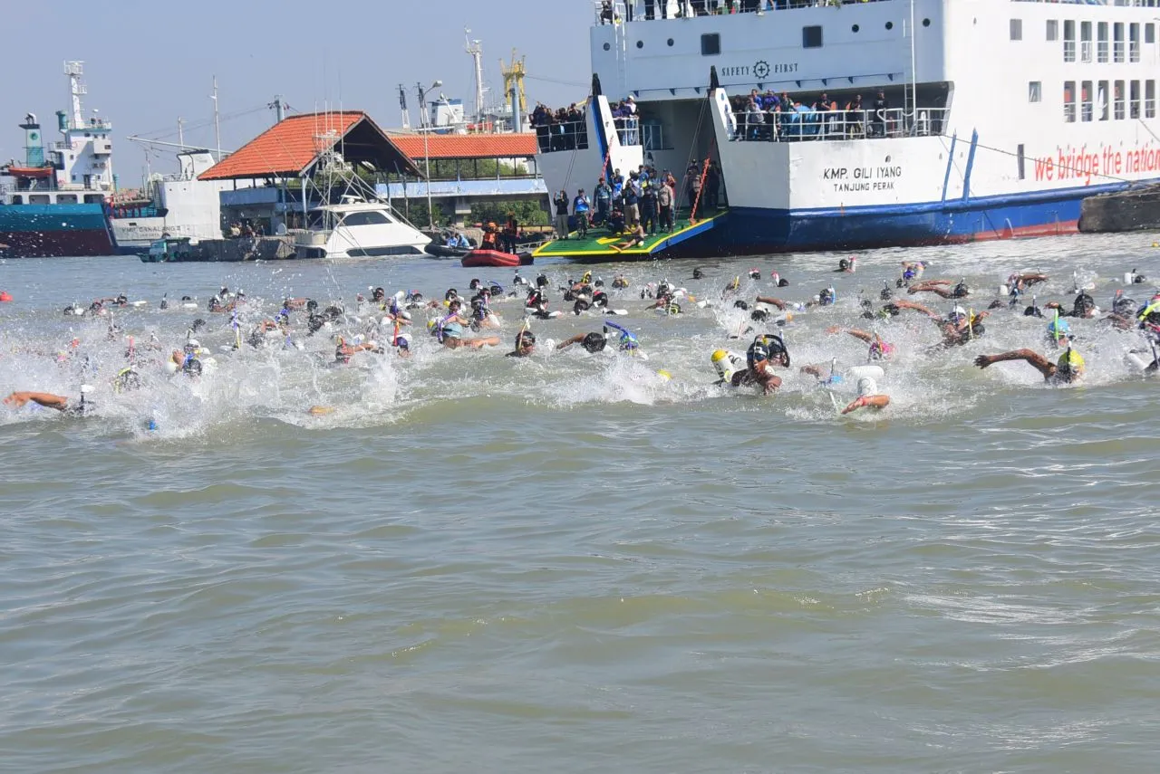 Komandan Puspenerbal Hadir di Naval Events Fin Swimming Selat Madura Piala Kasal 2025