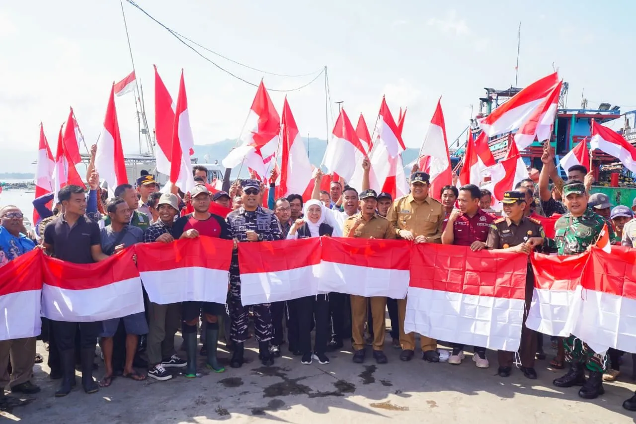 Gubernur Khofifah Salurkan Bantuan untuk Nelayan Pacitan, Pengungkit  Kesejahteraan Nelayan