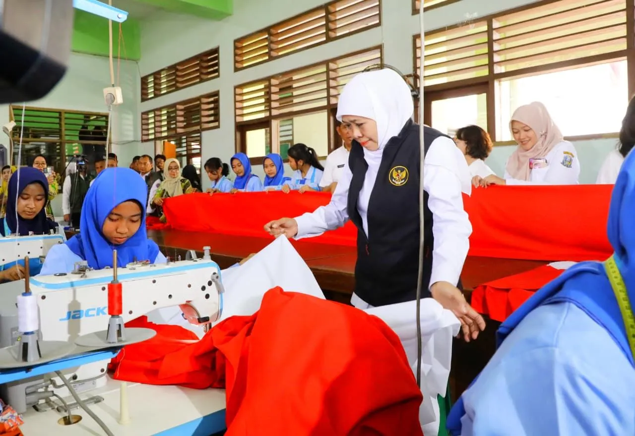 Gubernur Khofifah Semangati Pelajar SMA/SMK/SLB Se-Jatim Jahit Bendera Merah Putih Terpanjang
