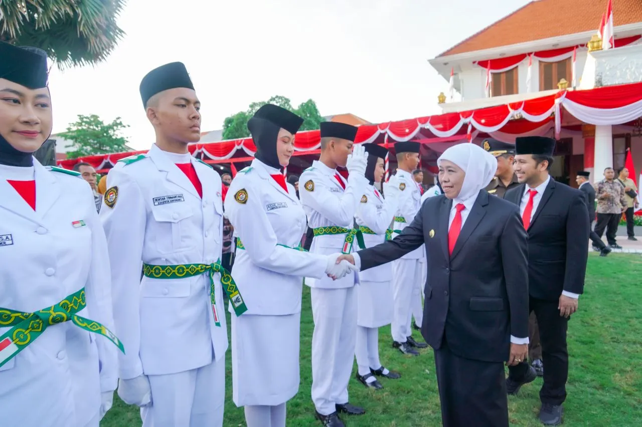 Gubernur Khofifah Kukuhkan 76 Anggota Paskibraka Jatim, Kibarkan Merah Putih di HUT RI ke-80