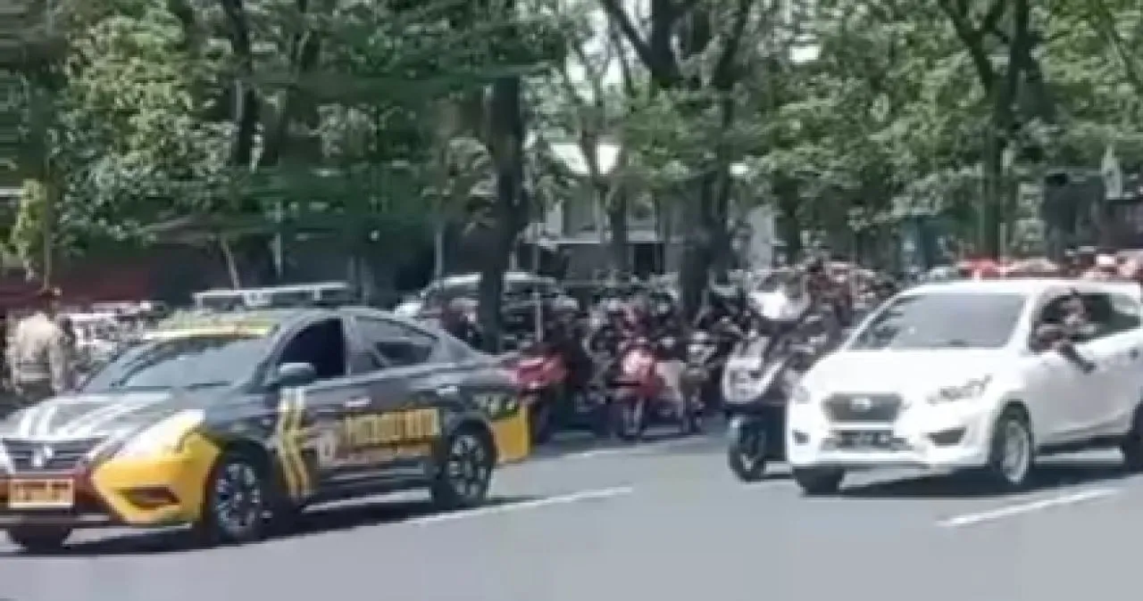 Di Surabaya, Aksi Massa Hingga  Malam, Sisakan Puing Bekas Kebakaran
