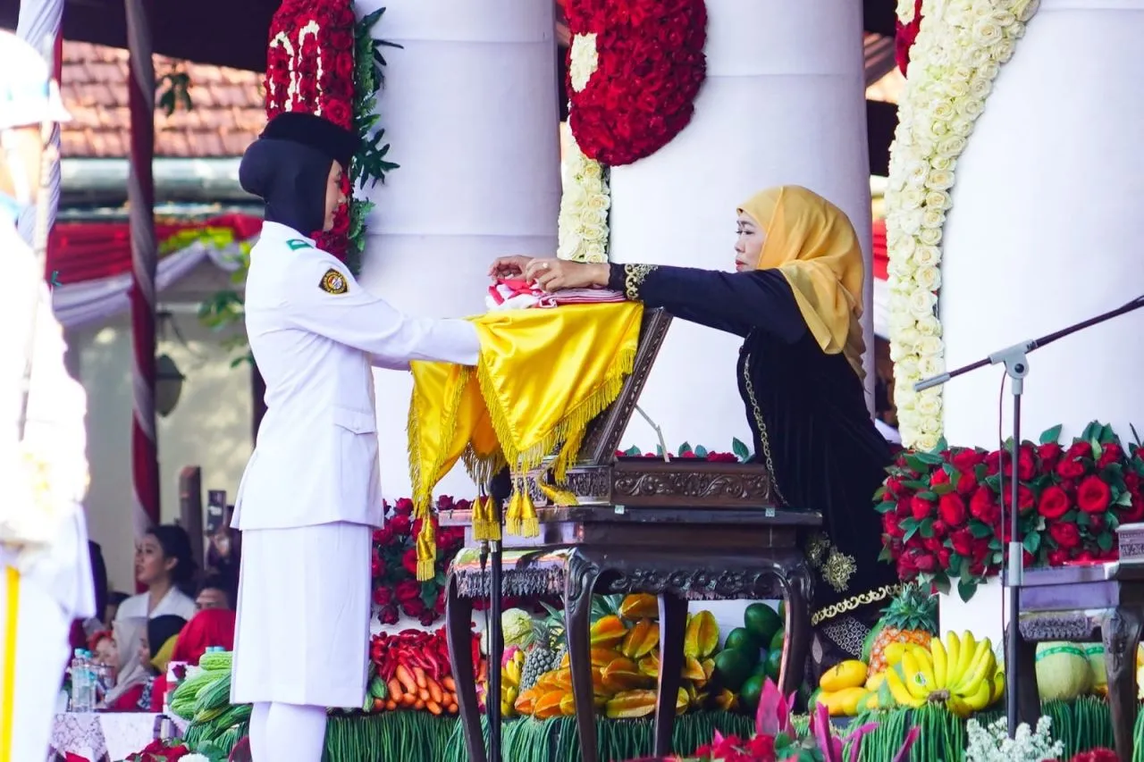 Berlangsung Khidmat Upacara HUT ke-80 RI di Gedung Grahadi