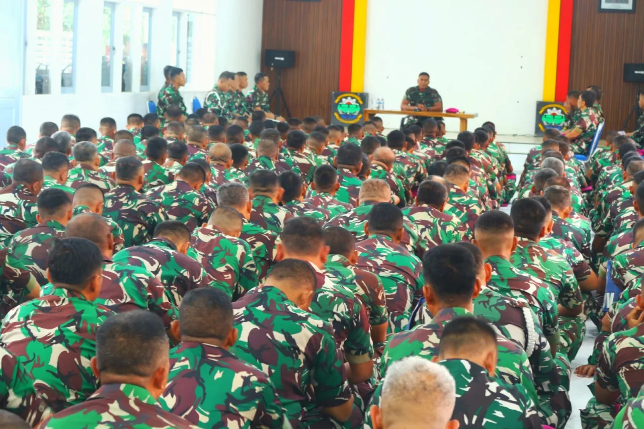Komandan Batalyon Kapa 2 Marinir Berikan Jam Komandan