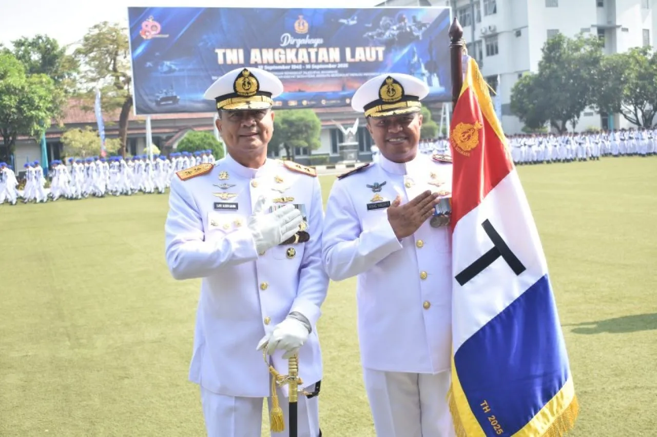Komandan Puspenerbal Hadiri Peringatan Puncak Hari Jadi Ke-80 TNl Angkatan Laut 2025