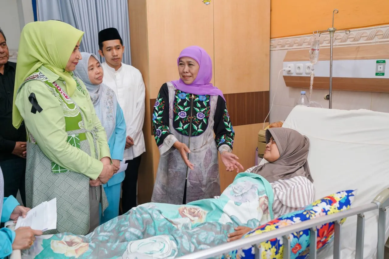 Gubernur Khofifah Besuk dan Serahkan Santunan ke Korban Luka Kecelakaan Bus Wisata Bromo di RS Bina Sehat Jember