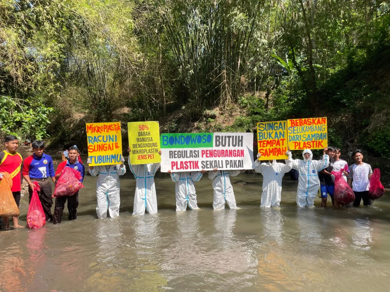 Sarka Space Bondowoso Turun ke Sungai Selokambang, Bersihkan Sampah Plastik 