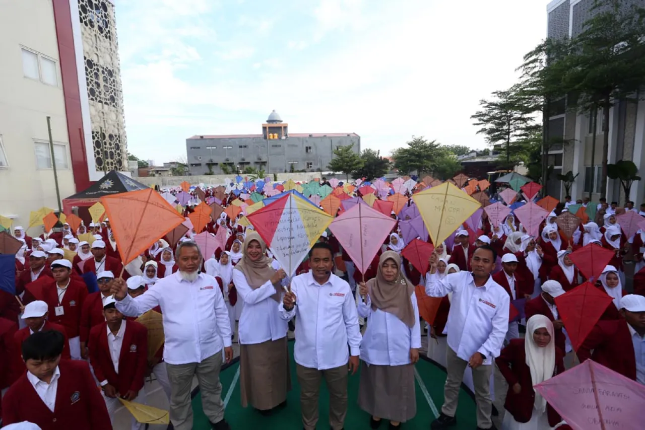 Layang-Layang Jadi Media Ekspresi, Ribuan Gen-Z Mahasiswa Baru UMSurabaya Gaungkan Simbol Kebebasan