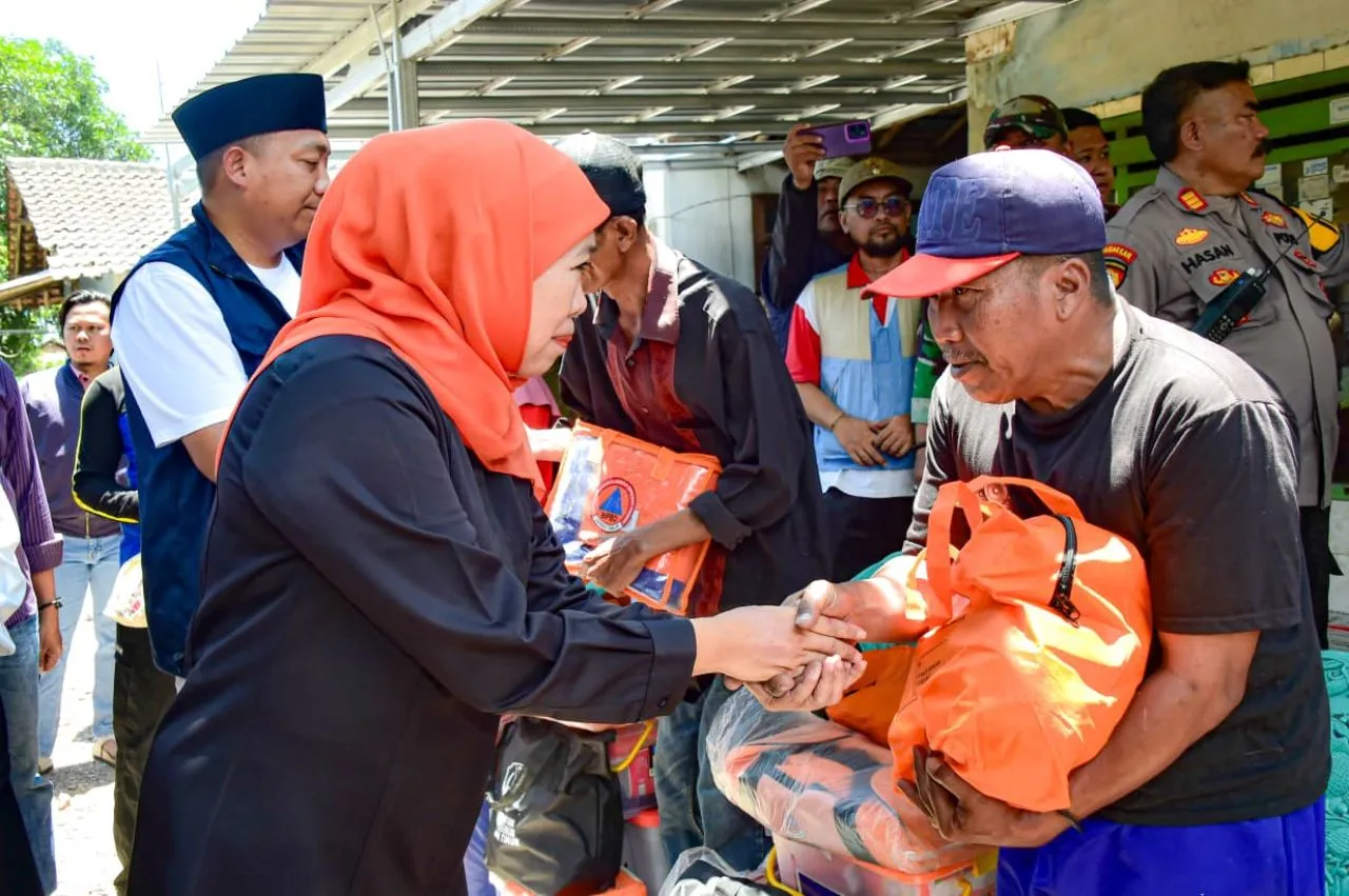 Gubernur Khofifah Serahkan Bantuan Bagi Warga Terdampak Gempa Situbondo
