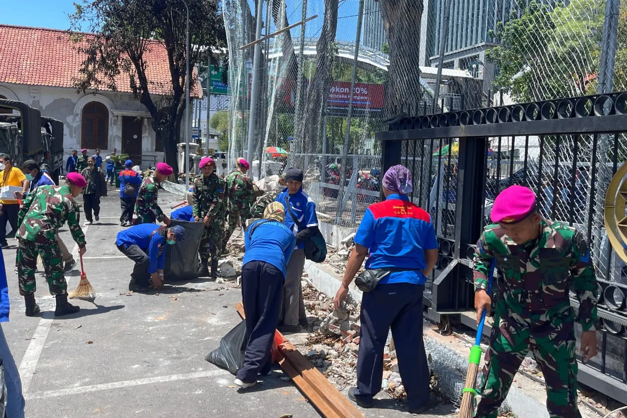 Prajurit Yonkapa 2 Marinir Berkolaborasi Dengan SPSI Kerja Bakti Pembersihan Gedung Negara Grahadi