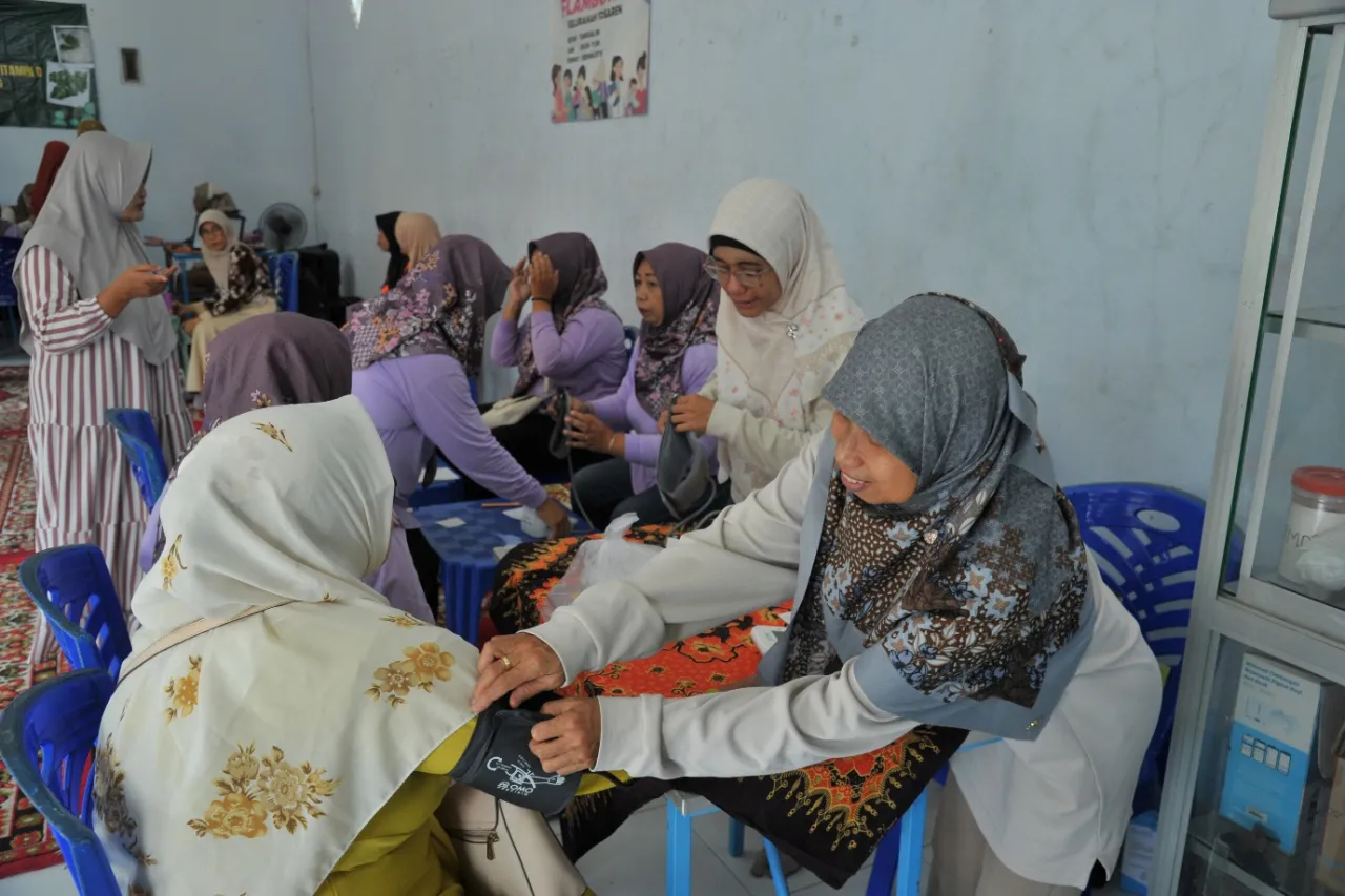 Farmasi Unair Gencarkan Cek Kesehatan dan Kenalkan Terapi Inovatif iTeraCare di Kediri