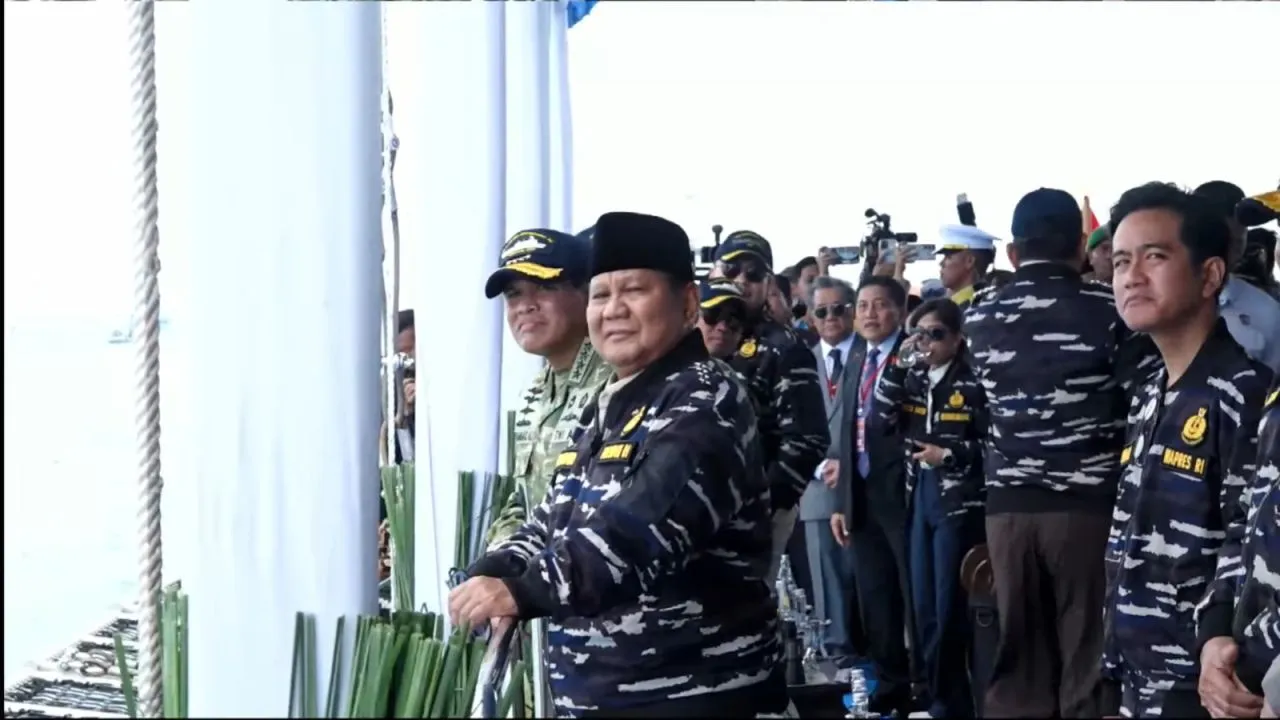 Mainkan 10 Formasi, Rajawali Laut Flight Puspenerbal Tampil Memukau di Presidential Inspection