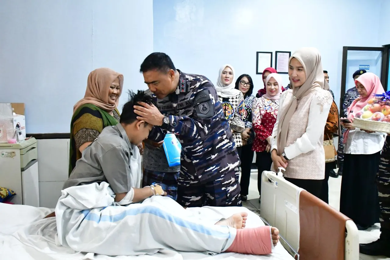 Komandan Puspenerbal Besuk Santri Korban Bangunan Ambruk Ponpes Al-Khoziny Sidoarjo